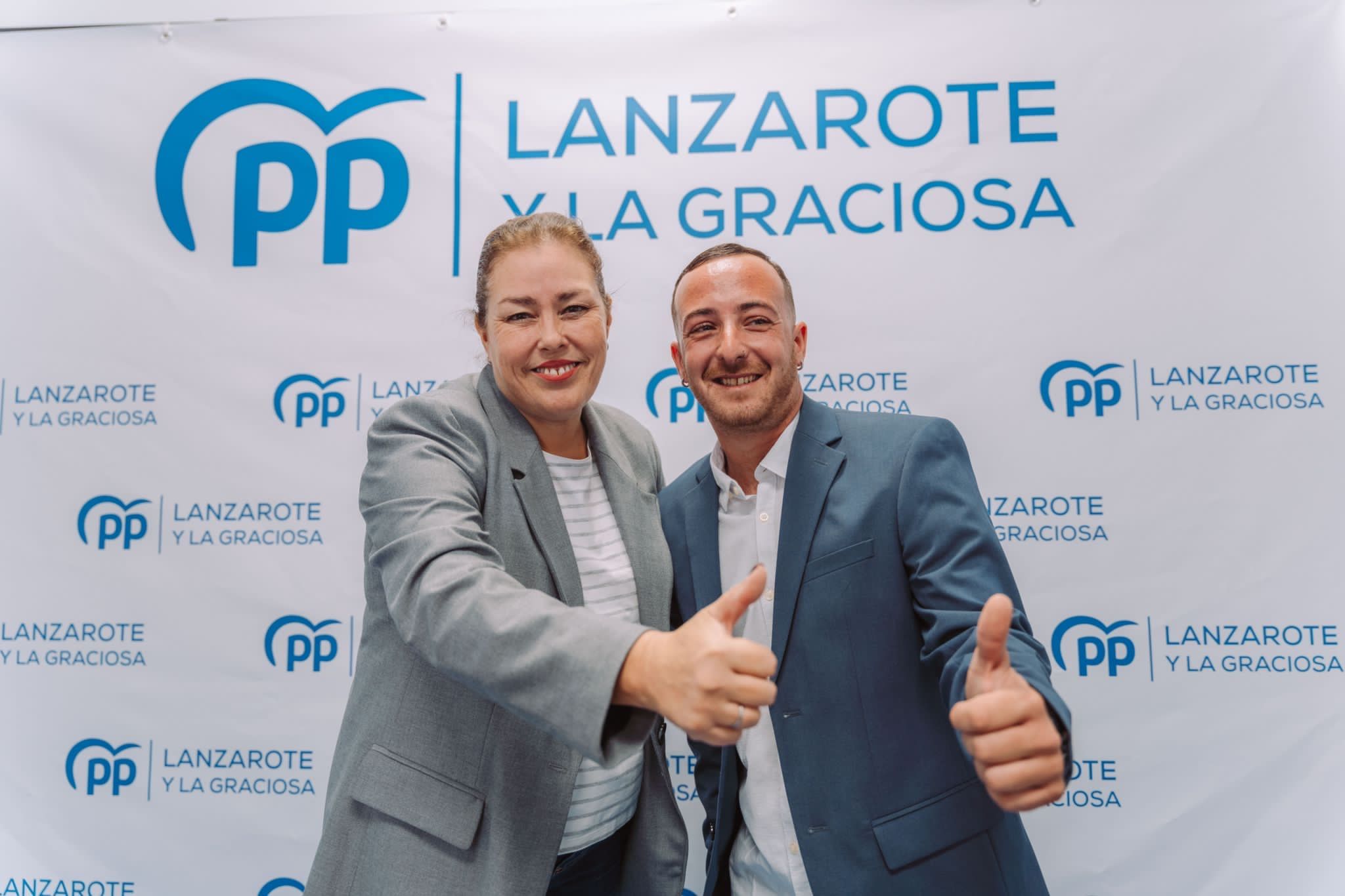 La presidenta del PP de Lanzarote, Astrid Pérez, y David Alvarez Muñoz
