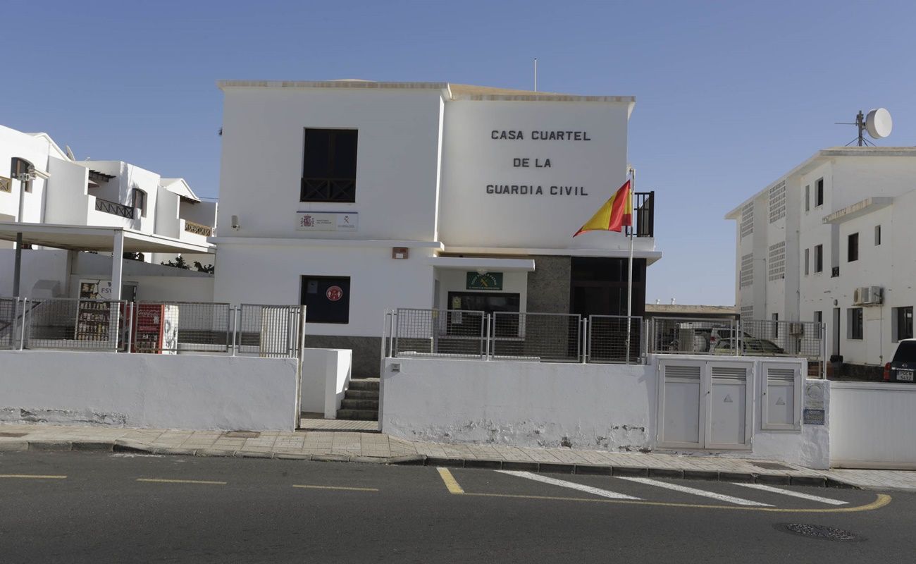 Fachada del cuartel de la Guardia Civil de Puerto del Carmen (Fotos: José Luis Carrasco)