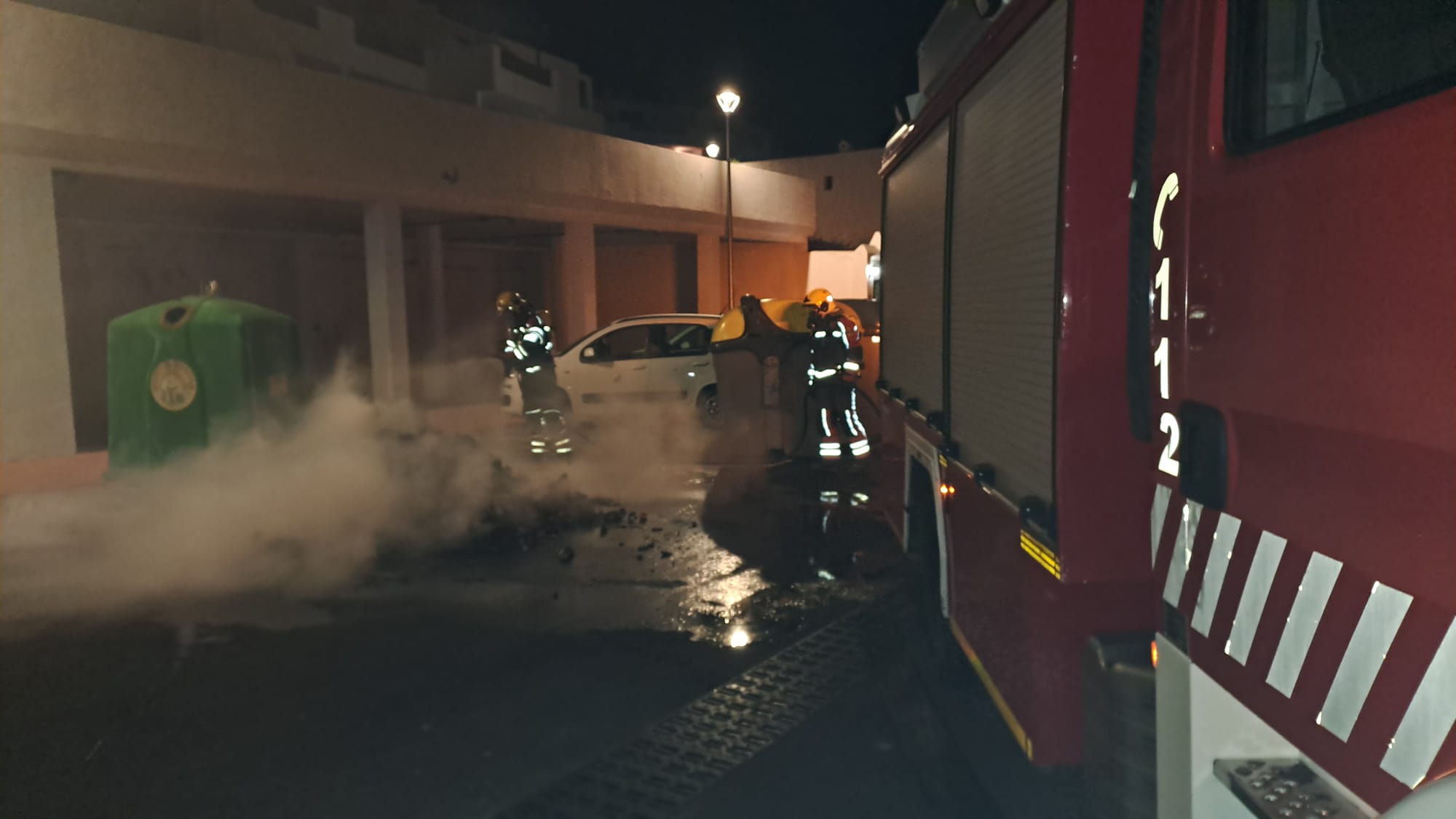 Los bomberos apagan el incendio de un contendor en Puerto del Carmen