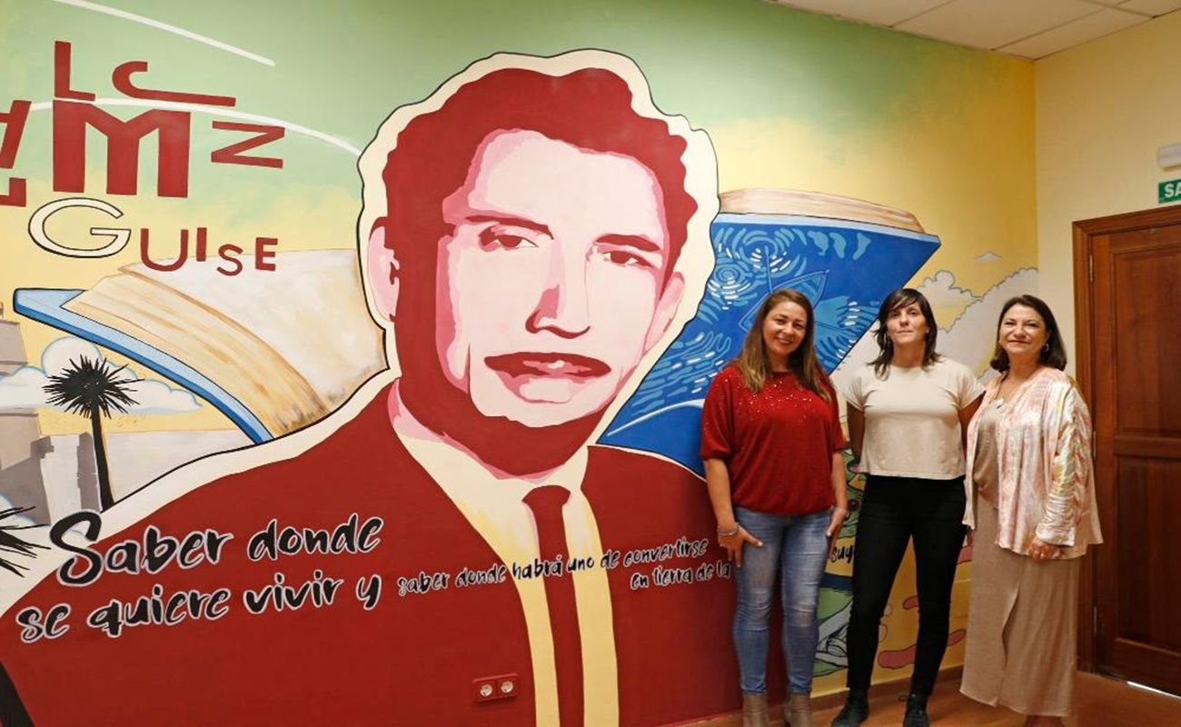 Myriam Barros, Judith Morales e Isabel Martín posando junto al mural Myriam Barros, Judith Morales e Isabel Martín posando junto al mural