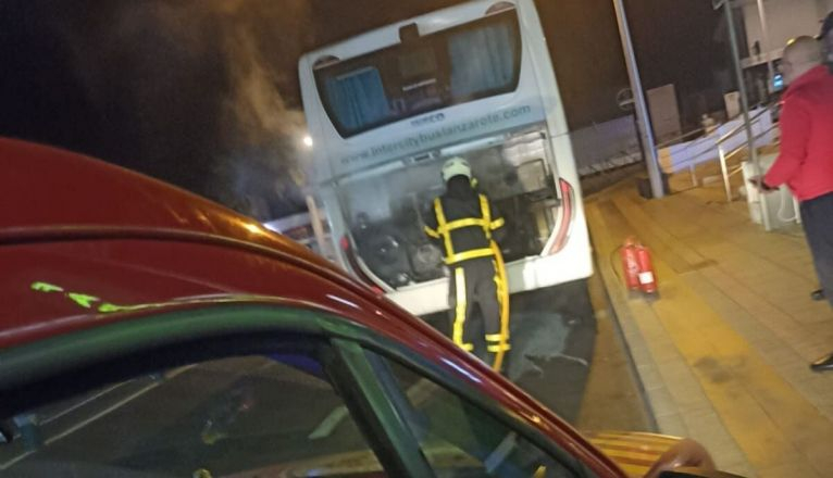 Incendio en el motor de una guagua