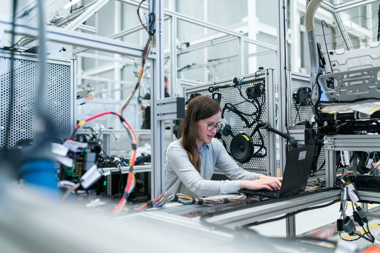 Ingeniera trabajando en empresa altamente tecnológica