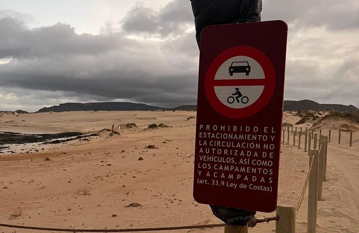 Señalización que recoge la prohibición de paso y estacionamiento en Playa Lambra