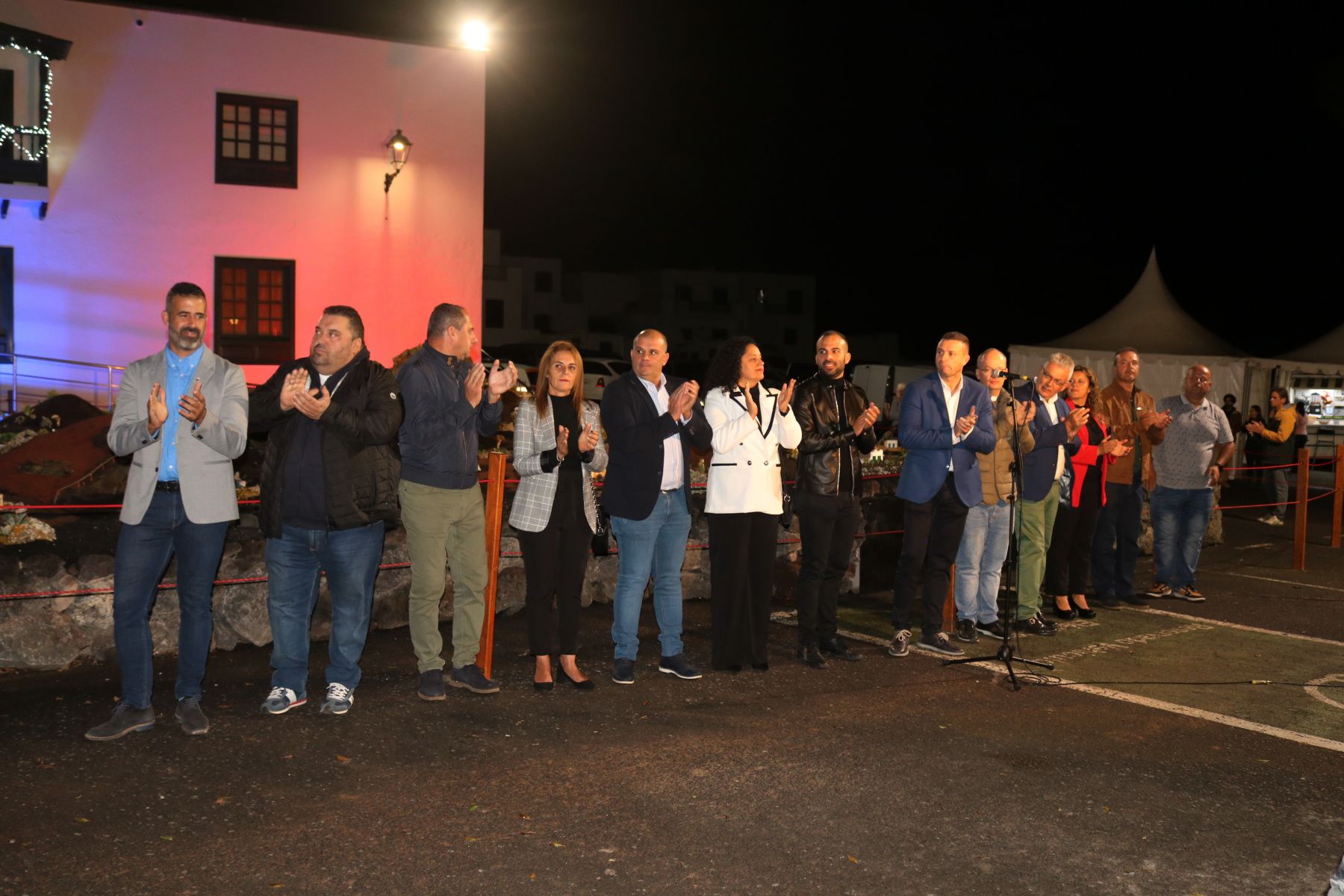 Miembros de la Corporación de Yaiza junto a dos de los belenistas que se han encargado del diseño Miembros de la Corporación de Yaiza junto a dos de los belenistas que se han encargado del diseño