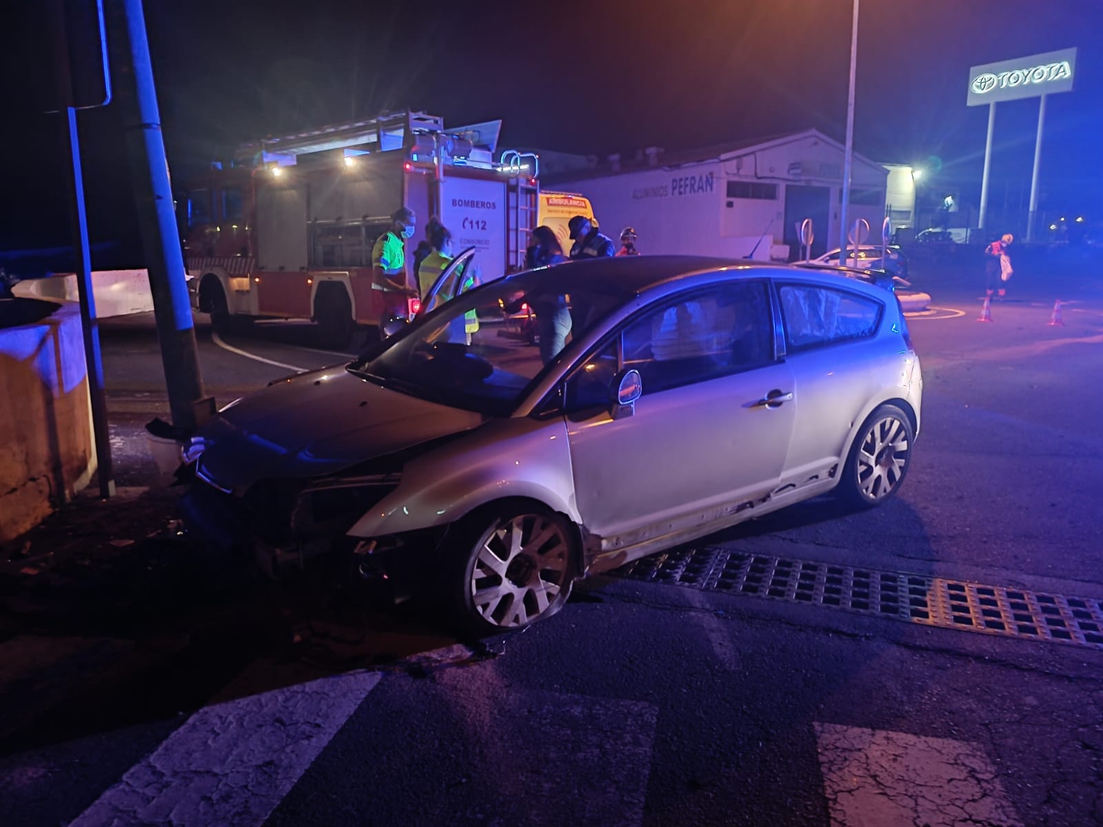 Estado del vehículo tras chocar contra los bolardos de una rotonda en Arrecife