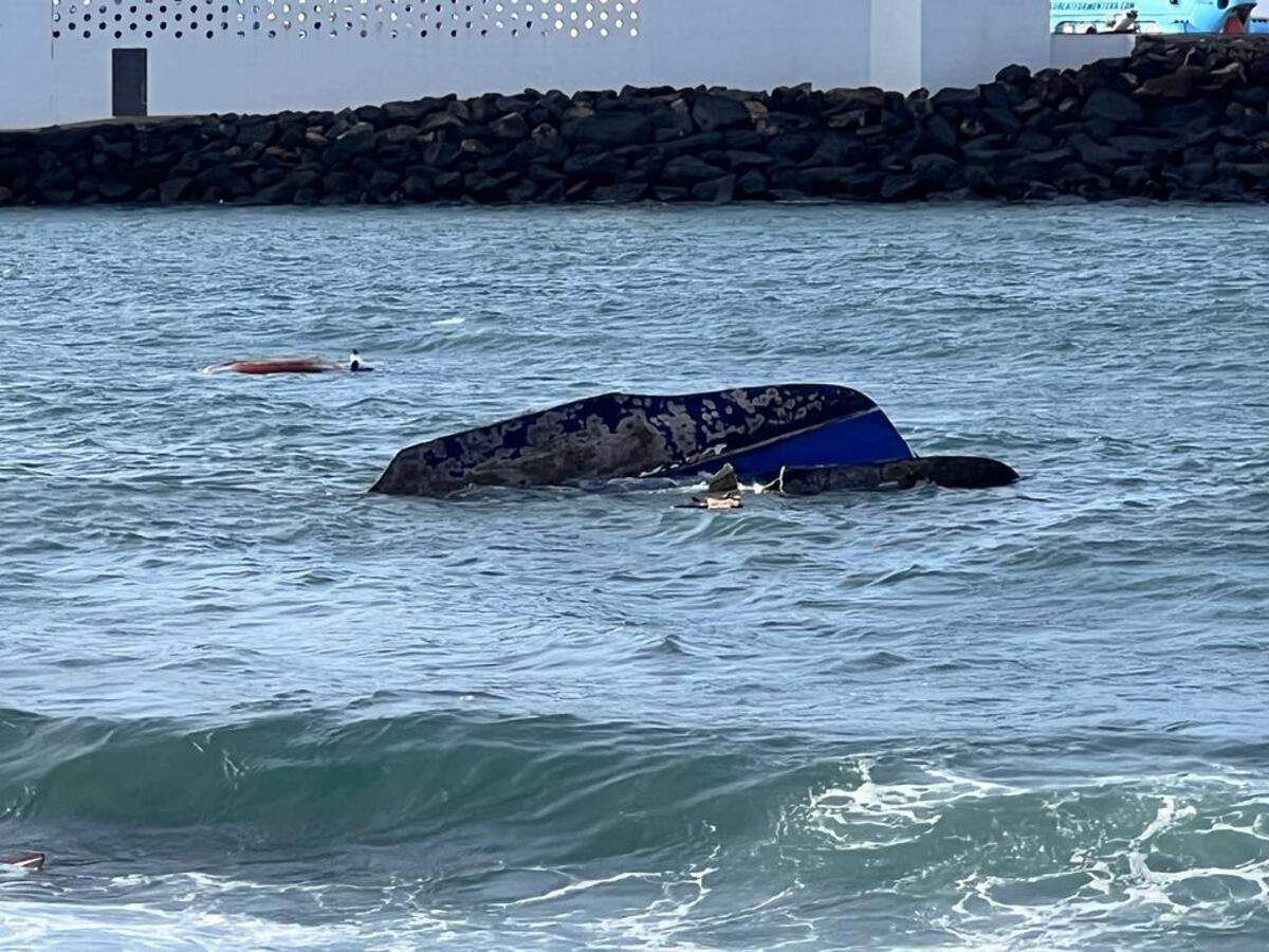 Vuelco de la embarcación en el puerto de la zona de Berrugo