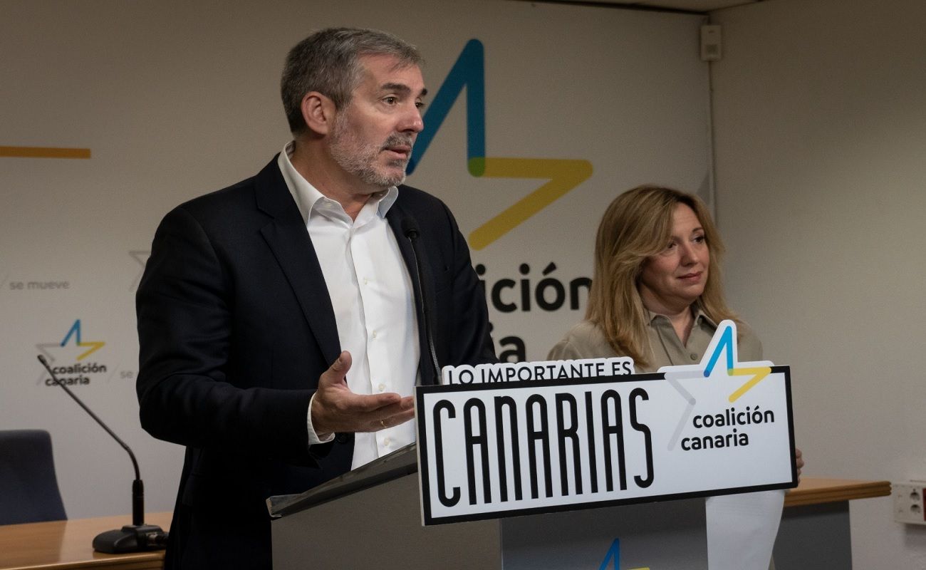 Fernando Clavijo y Rosa Dávila durante la rueda de prensa