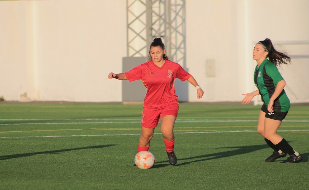 Jugadora del Puerto del Carmen con el dominio del balón