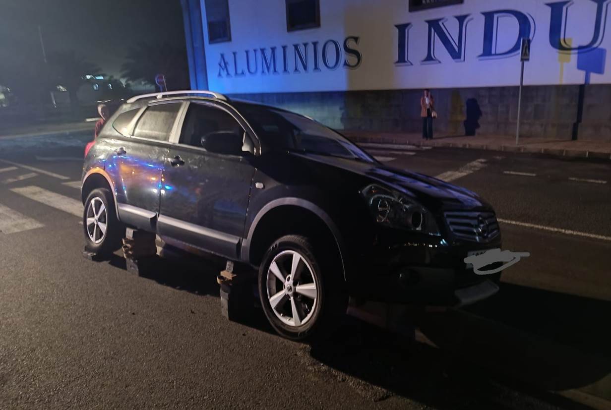 Un coche se sale de la vía y queda encajado sobre los bolardos en Playa Honda