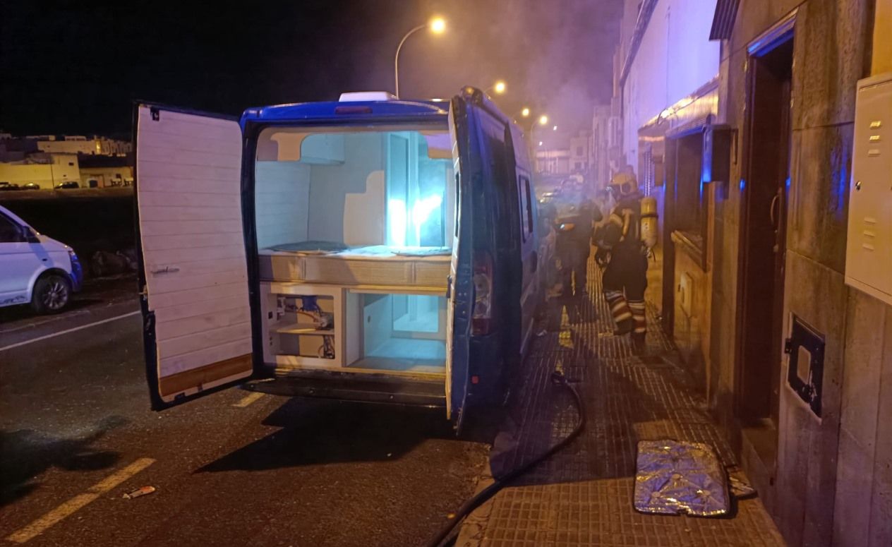 Incendio de una autocaravana en Arrecife