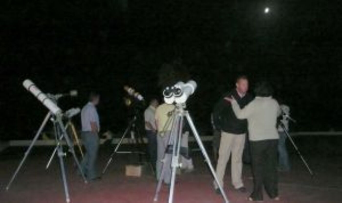 Amantes de la astronomía observando el cielo con telescopios