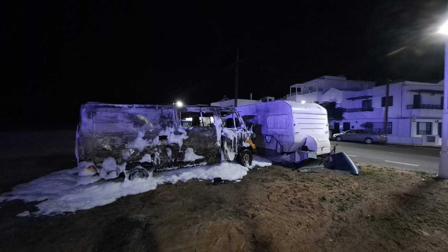 Incendio de un vehículo en Caleta de Famara