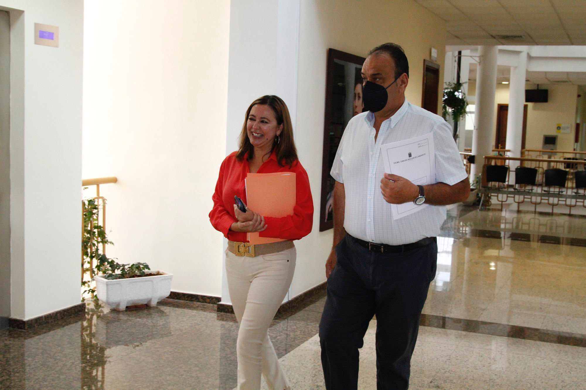 La presidenta del Cabildo, María Dolores Corujo, y el consejero del Consorcio del Agua, Andrés Stinga