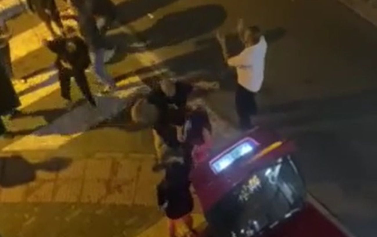 Personas de fiesta con la música alta del coche, en Arrecife