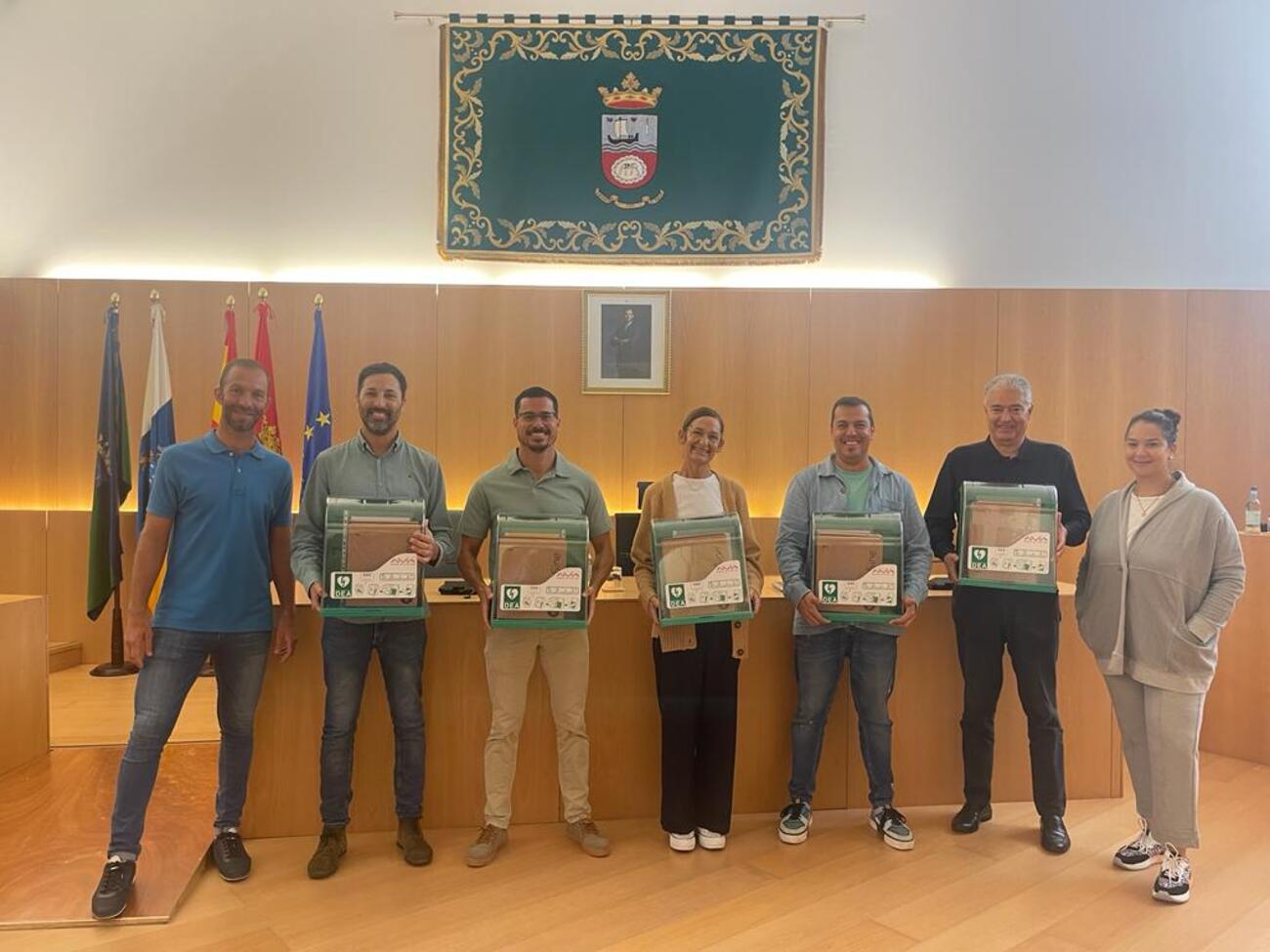 Entrega de desfibriladores por parte del Ayuntamiento de Tías