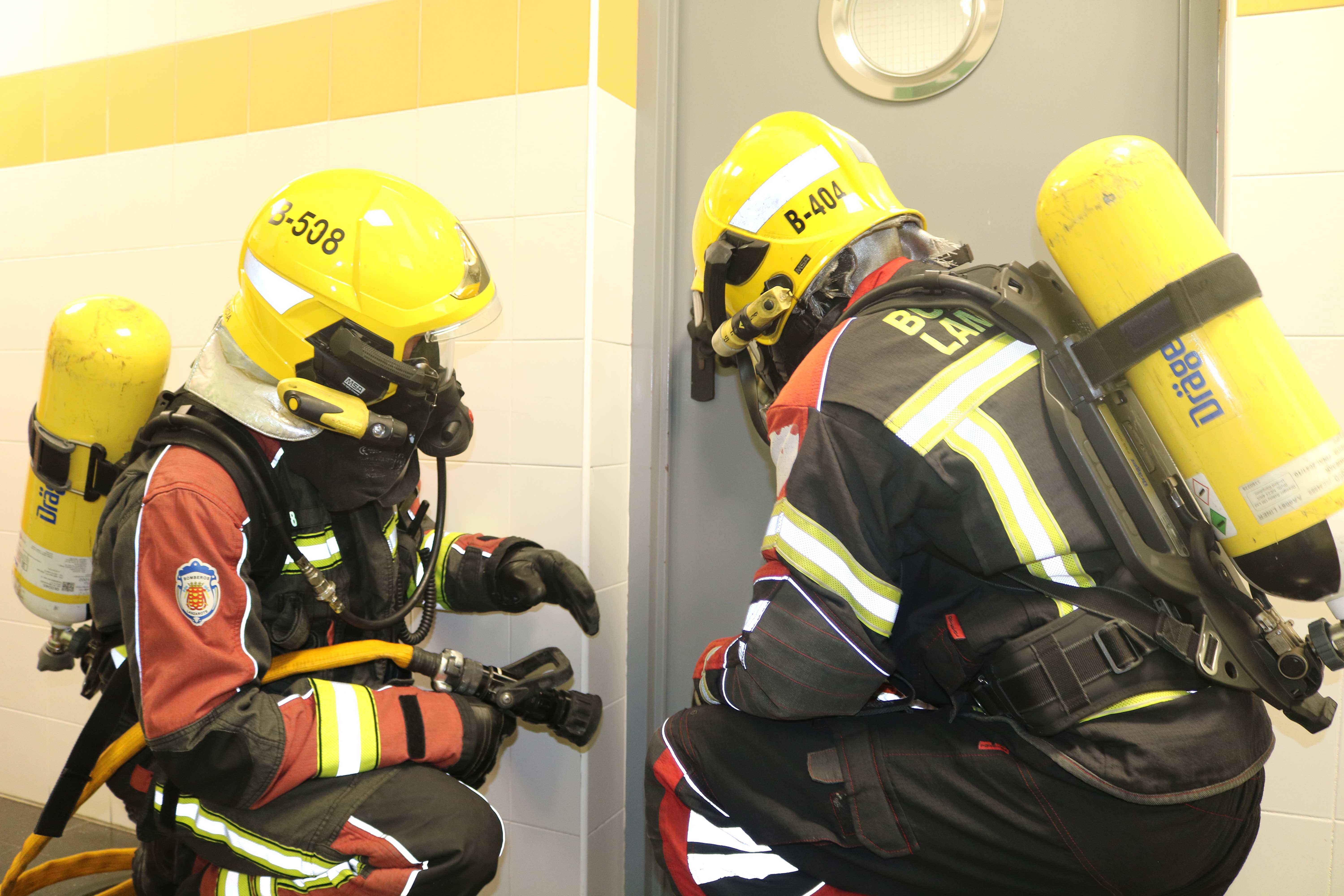 Bomberos en el simulacro del Hospital Universitario Doctor José Molina Orosa