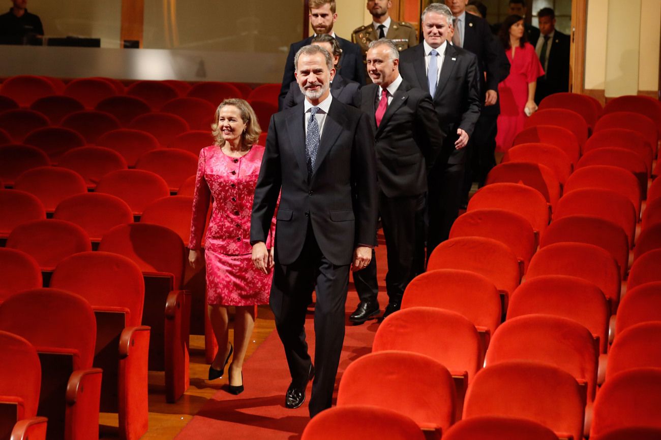 El rey acompañado de la vicepresidenta del Gobierno y el Presidente de Canarias en Las Palmas.