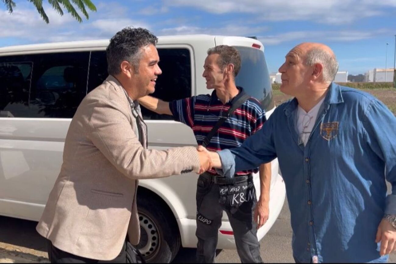 El coordinador general de NC, Armando Santana, en la visita al barrio de Tinasoria