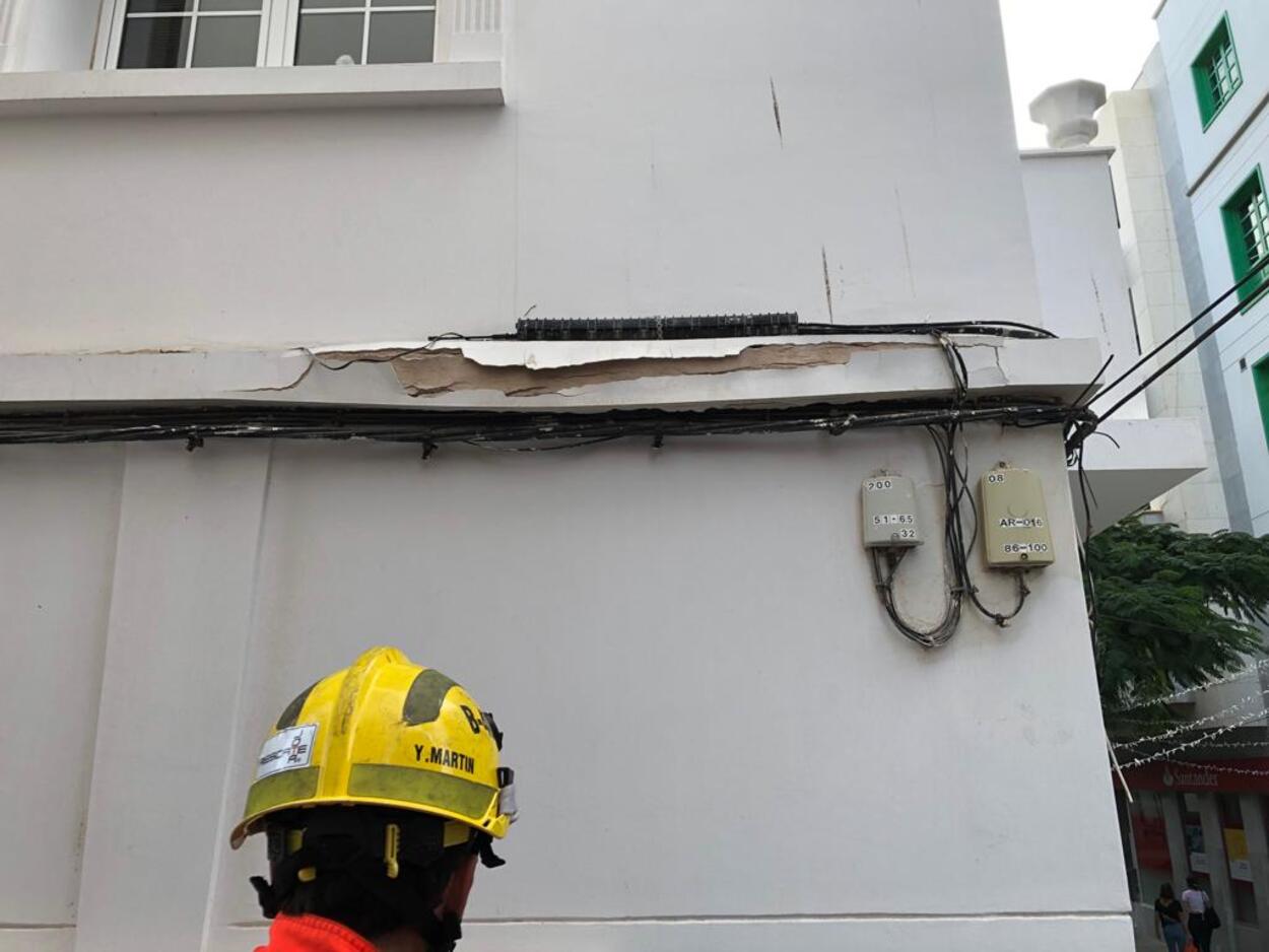 Caída de cascotes de un edificio de la calle Nicolás Martin Cabrera de Arrecife