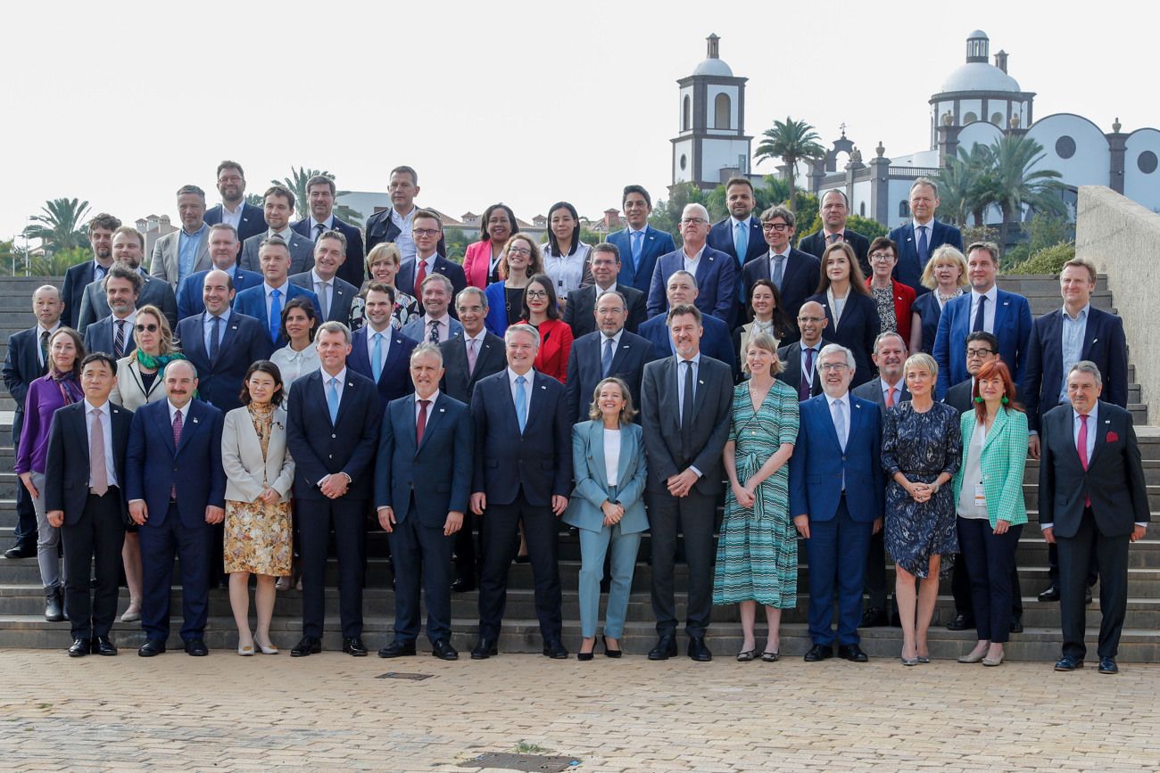 Foto de grupo de los delegados de la cumbre de la OCDE en Canarias.