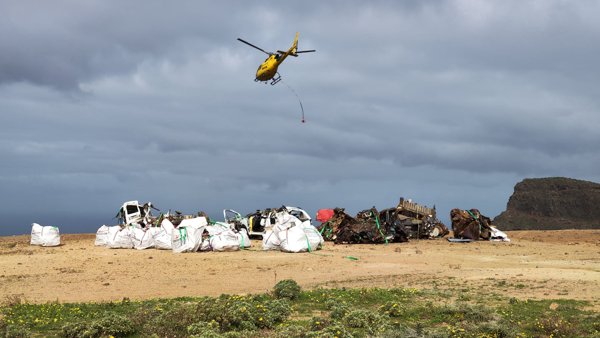 Helicóptero extrayendo los vehículos de las laderas de Famara