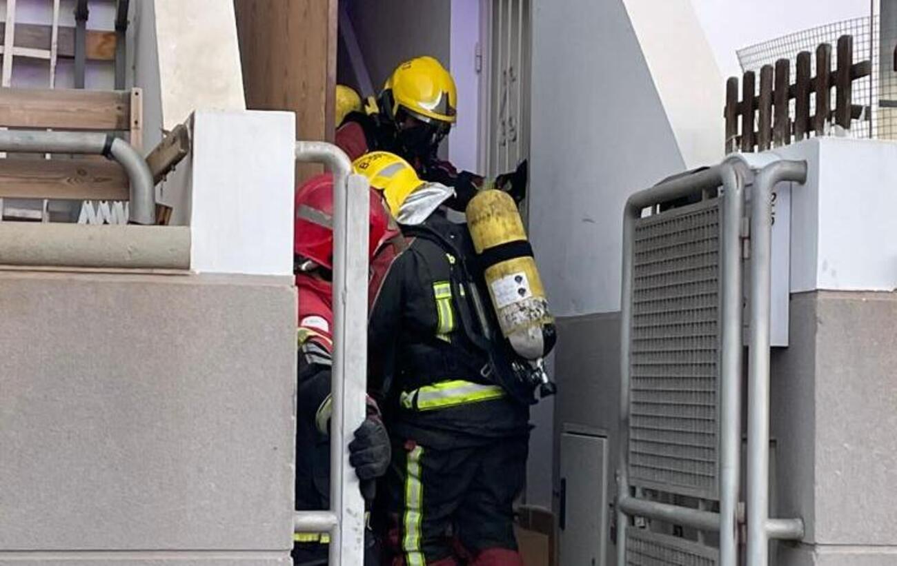 Bomberos durante el incendio de una vivienda en Arrecife