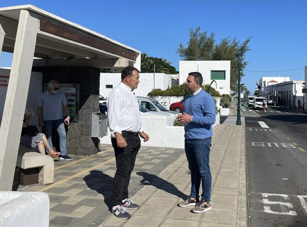 Sale adelante la puesta en marcha de una línea de guaguas que una Tinajo y Playa Blanca