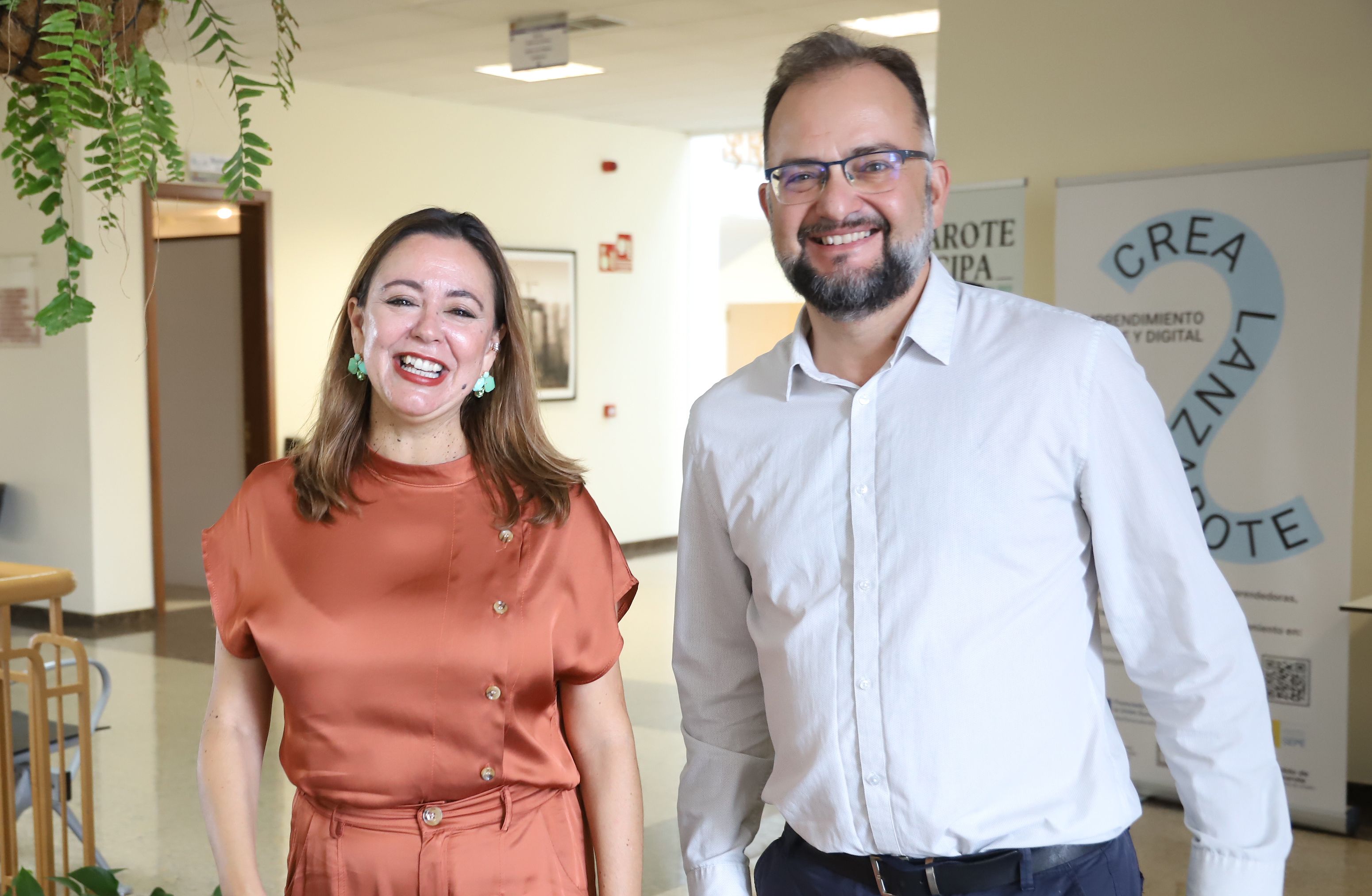 La presidenta del Cabildo, María Dolores Corujo, y el consejero de Empleo, Jorge Peñas