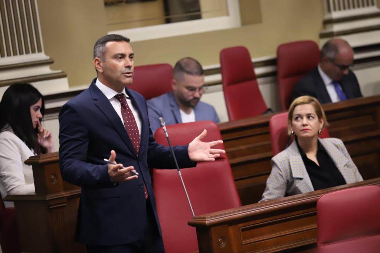 Oswaldo Betancort en el Parlamento de Canarias