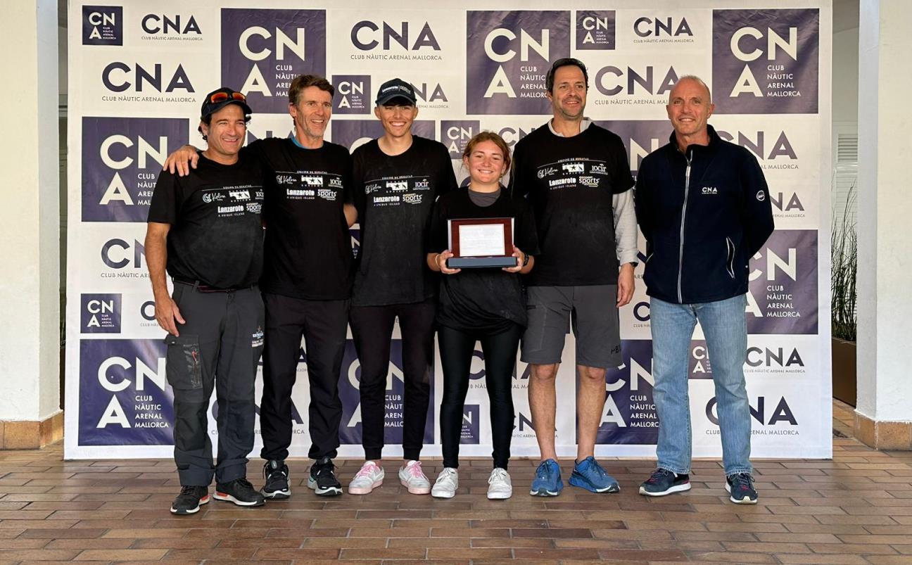 El equipo de Lanzarote recogiendo el premio de subcampeones de la Liga Española de vela 