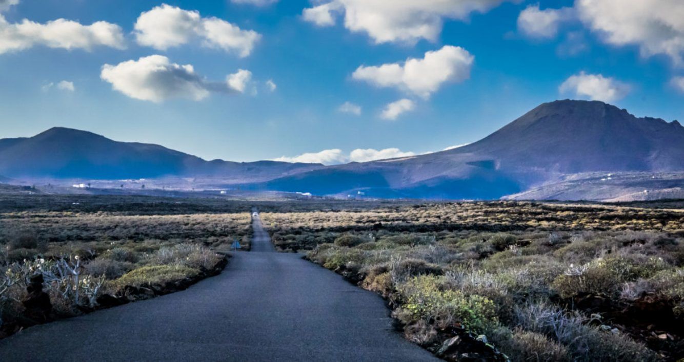 Imagen de la carretera LZ 205 que une Los Jameos del Agua con la Cueva de los Verdes