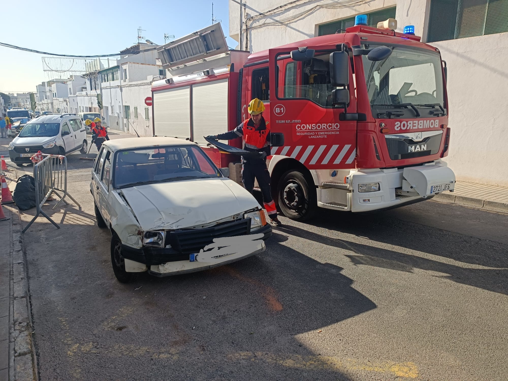 Uno de los vehículos implicados en el accidente en la calle Pereyra Galviaty, en Arrecife