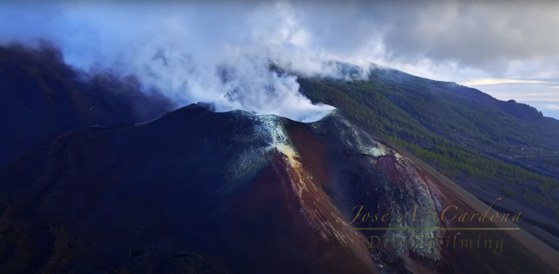 Un lanzaroteño graba con su dron el volcán de La Palma