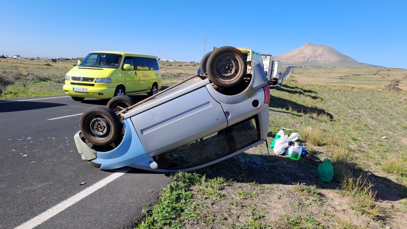 Accidente con vuelco en la carretera de Güime a Arrecife