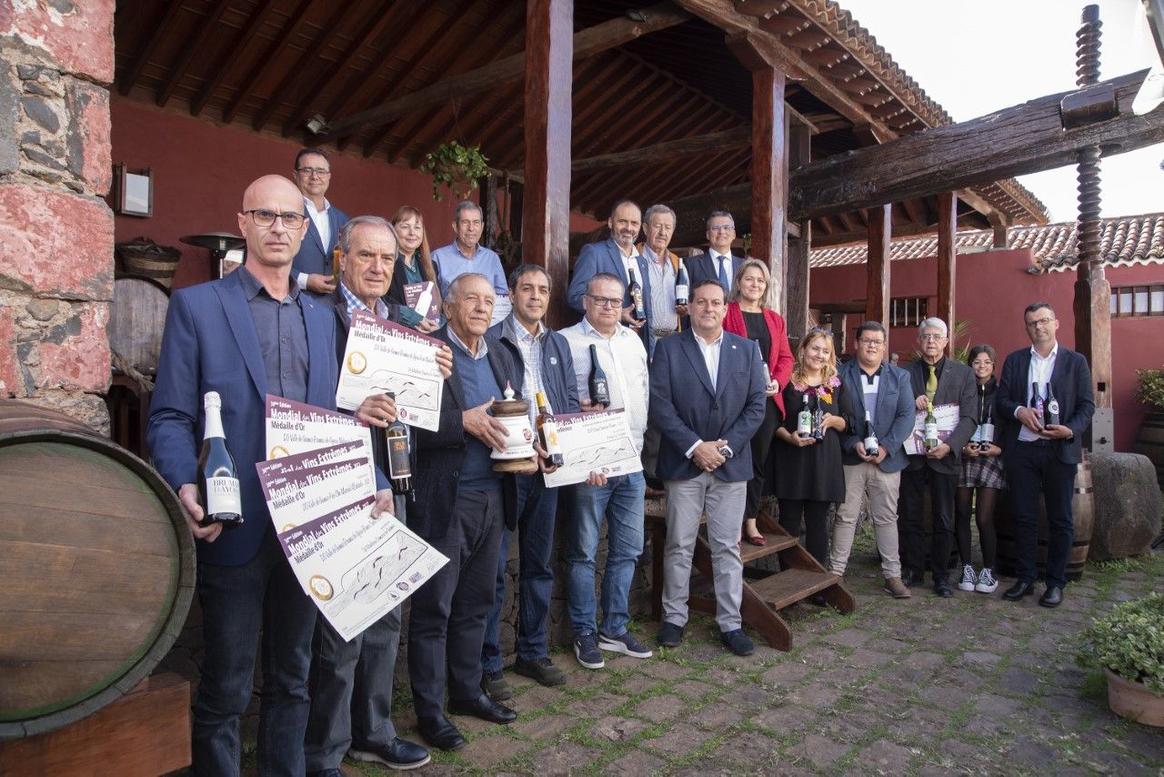 Foto de familia con las bodegas canarias premiadas en el Mundial de Vinos Extremos Cervim 2022