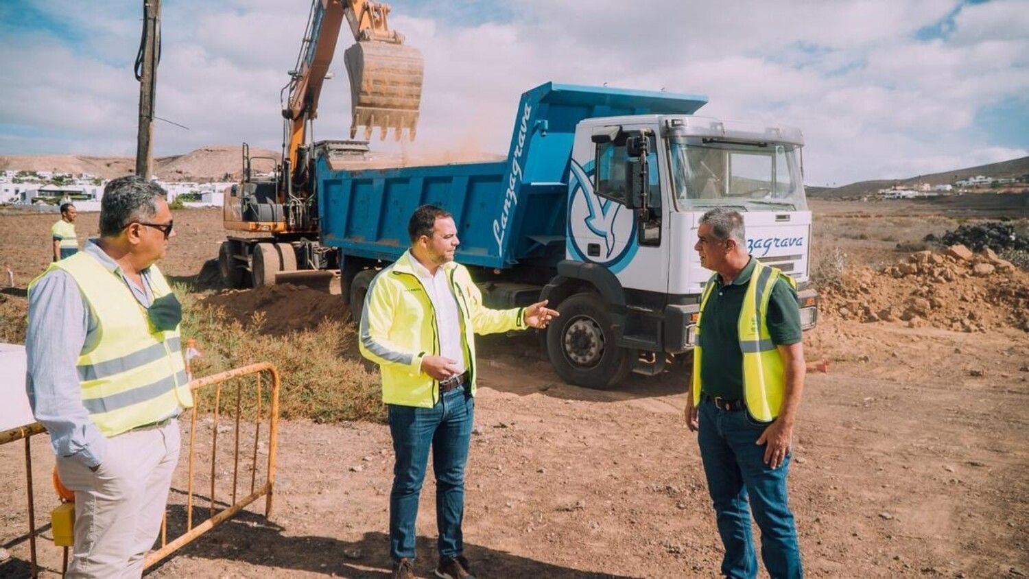 El ex consejero de Obras Públicas, Jacobo Medina, con el concejal de Teguise en las obras de la rotonda