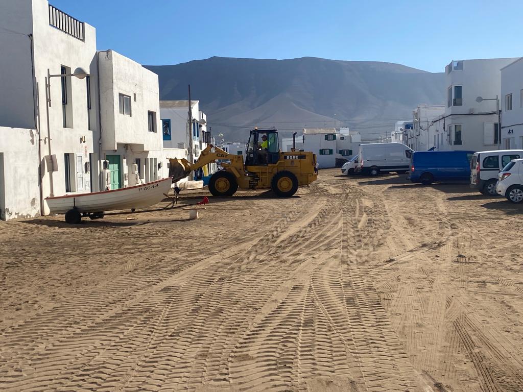 Arreglo de caminos en Teguise