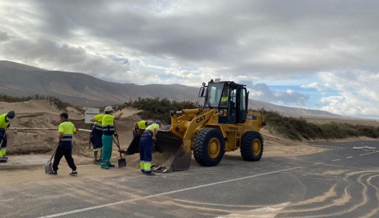 Arreglo de caminos en Teguise