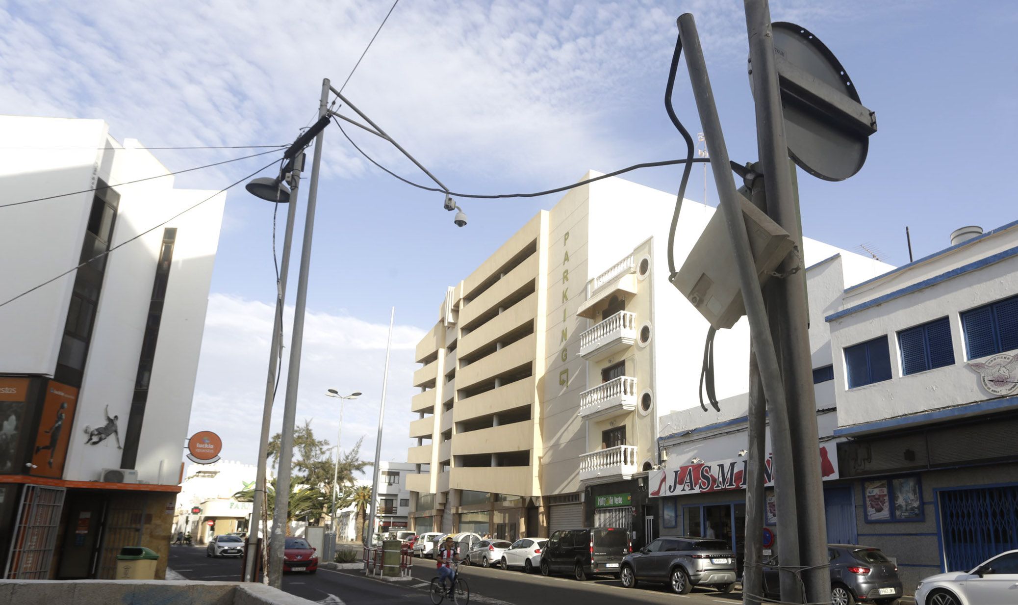 Cables sueltos en calle Fajardo (Foto: José Luis Carrasco) Cables sueltos en calle Fajardo (Foto: José Luis Carrasco)