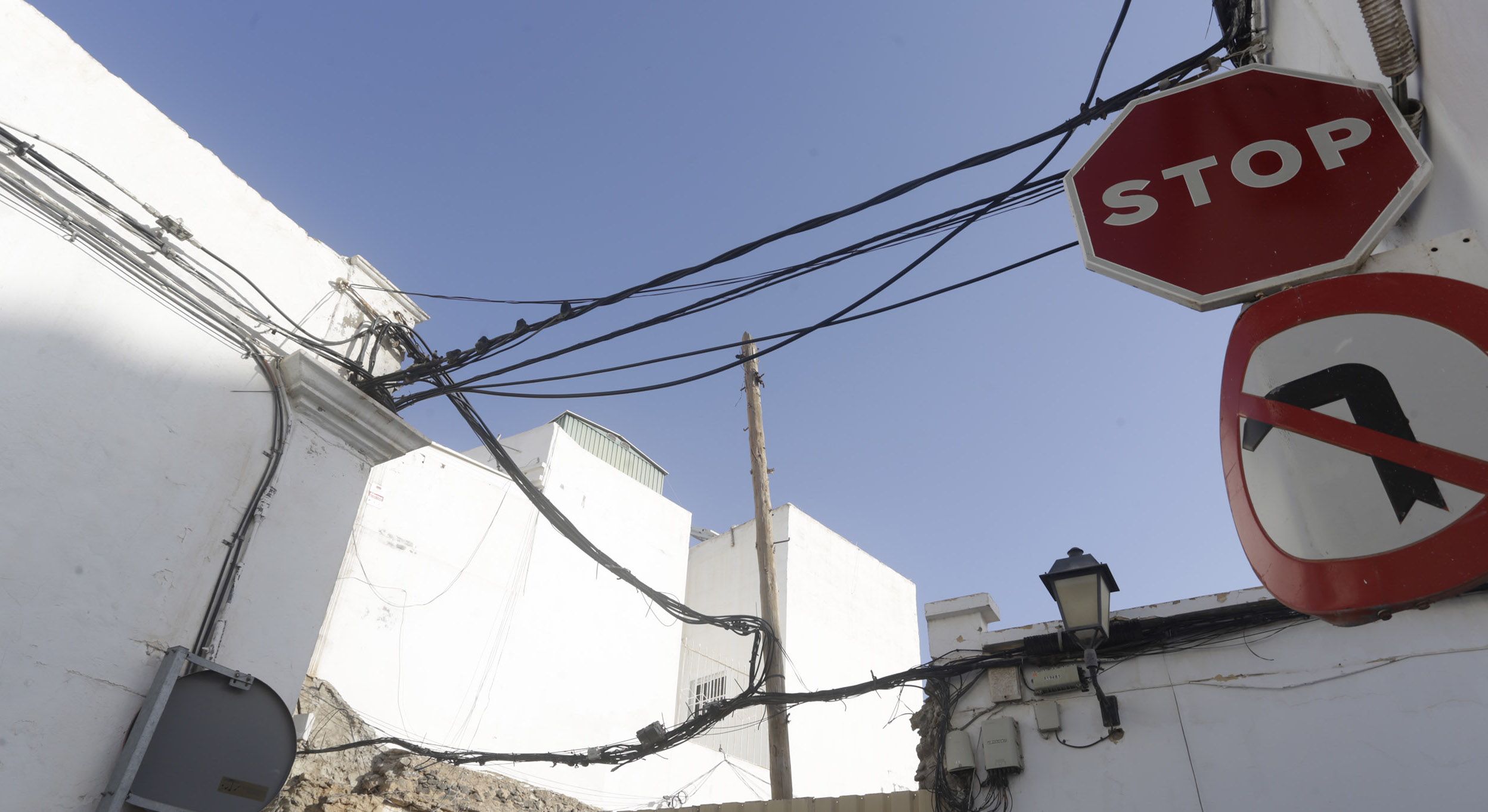 Cables sueltos en calle José Betancort (Foto: José Luis Carrasco) Cables sueltos en calle José Betancort (Foto: José Luis Carrasco)