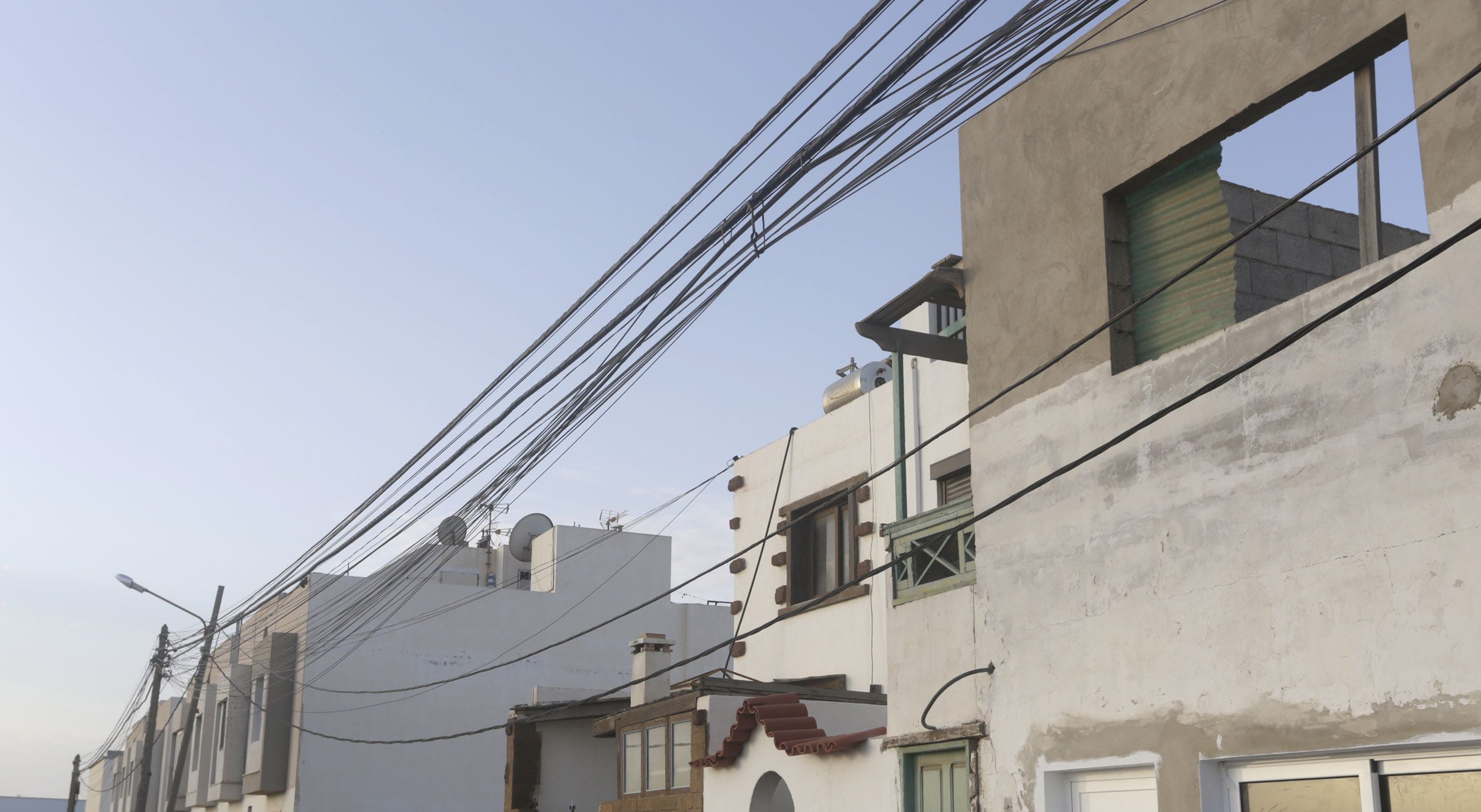 Cables sueltos calle Los Geranios (Foto: José Luis Carrasco) Cables sueltos calle Los Geranios (Foto: José Luis Carrasco)