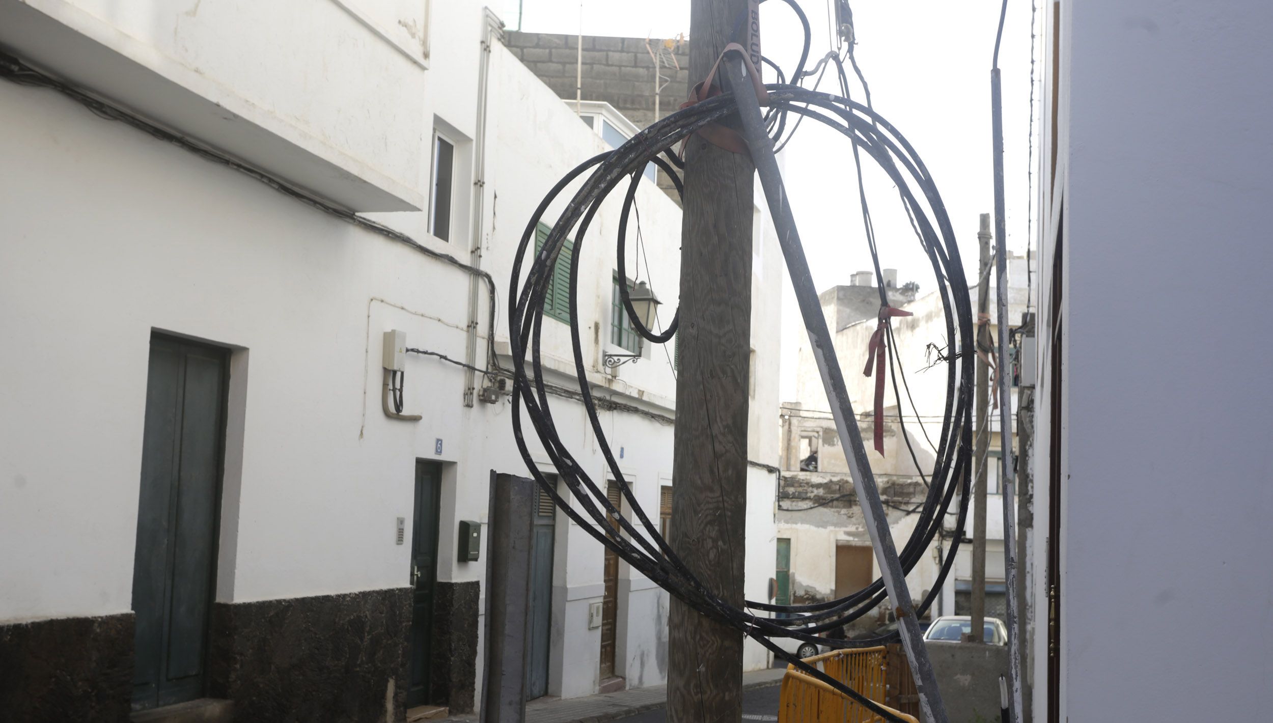 Cables sueltos calle Molino (Foto: José Luis Carrasco) Cables sueltos calle Molino (Foto: José Luis Carrasco)