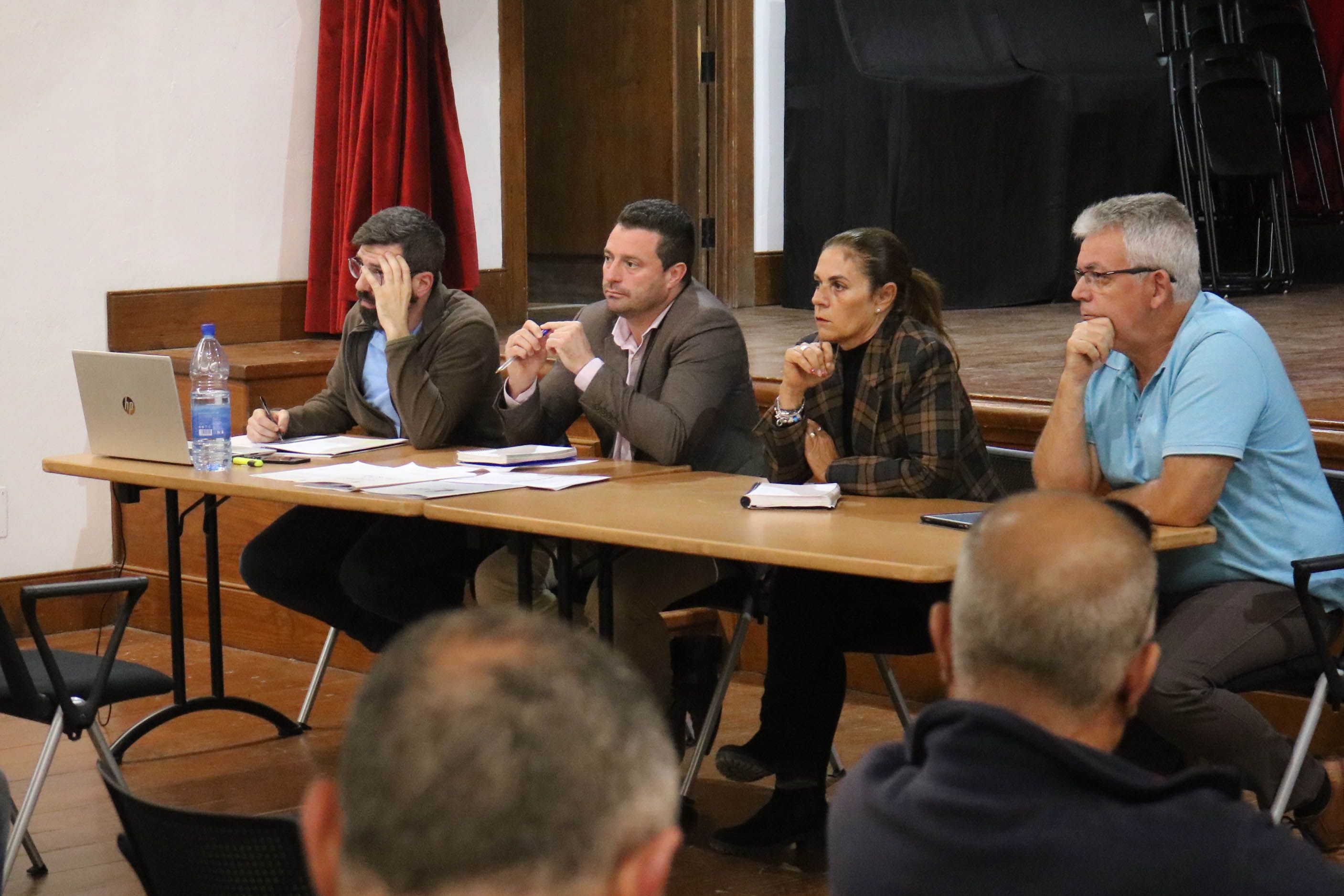 Reunión mantenida con el sector del taxi de Yaiza en la Casa de la Cultura Benito Pérez Armas,