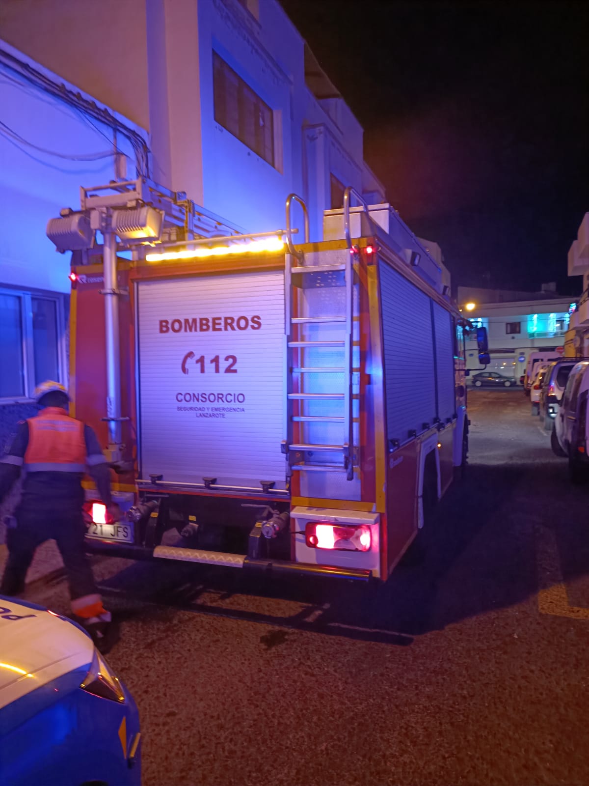 Bomberos durante el rescate en Arrecife