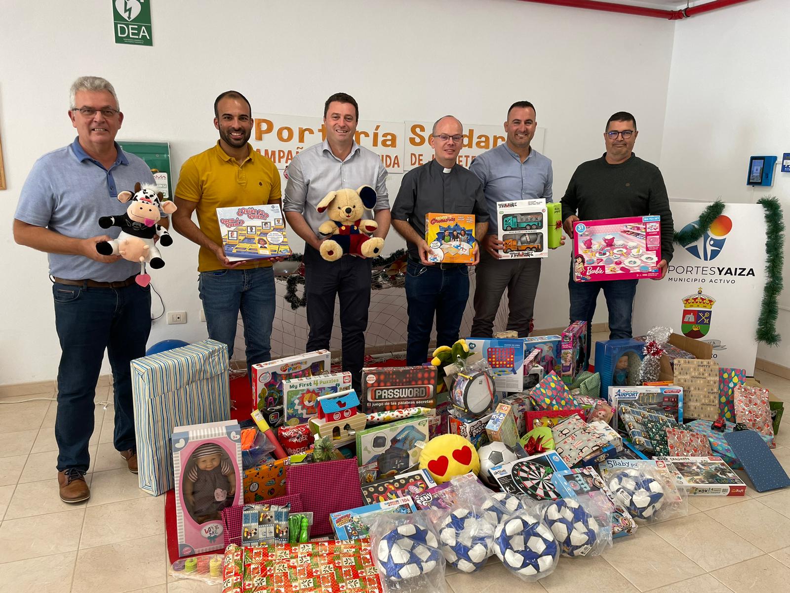 Entrega de juguetes al Párroco de Yaiza