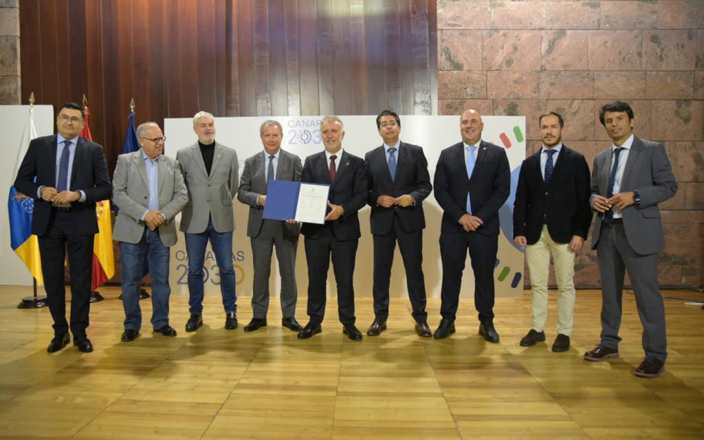 Firma del acuerdo de la gratuidad de las guaguas