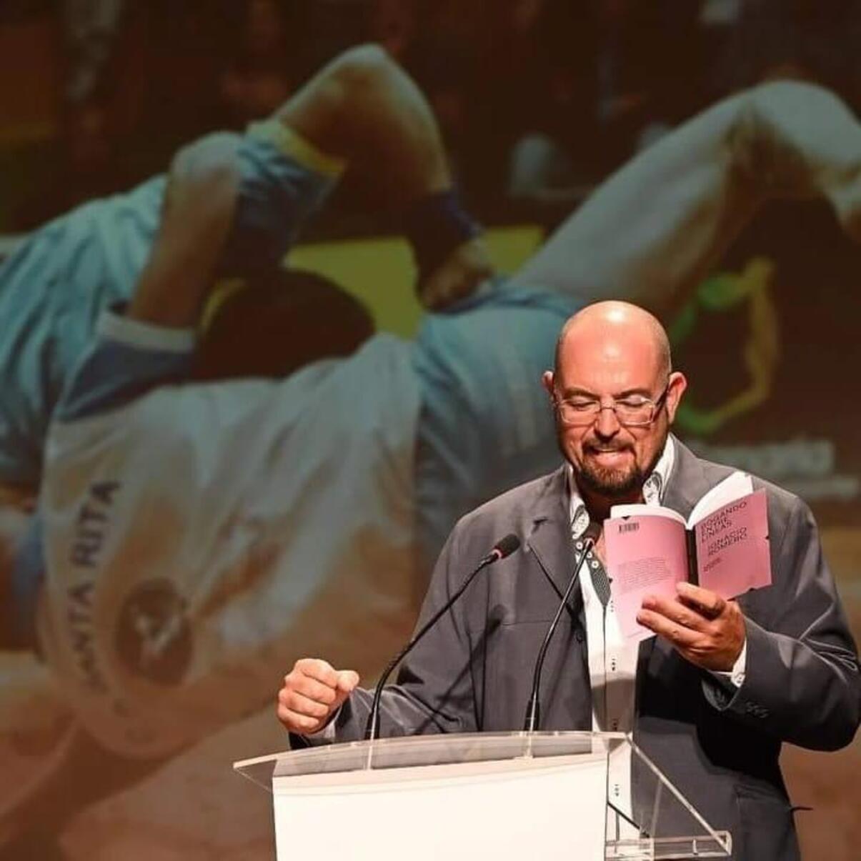 El biólogo y escritor Nacho Romero en la presentación de "Bogando entre Líneas" en San Bartolomé