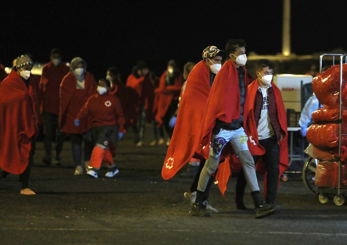 Cruz Roja atiende a migrantes en el muelle Comercial Fotos: José Luis Carrasco