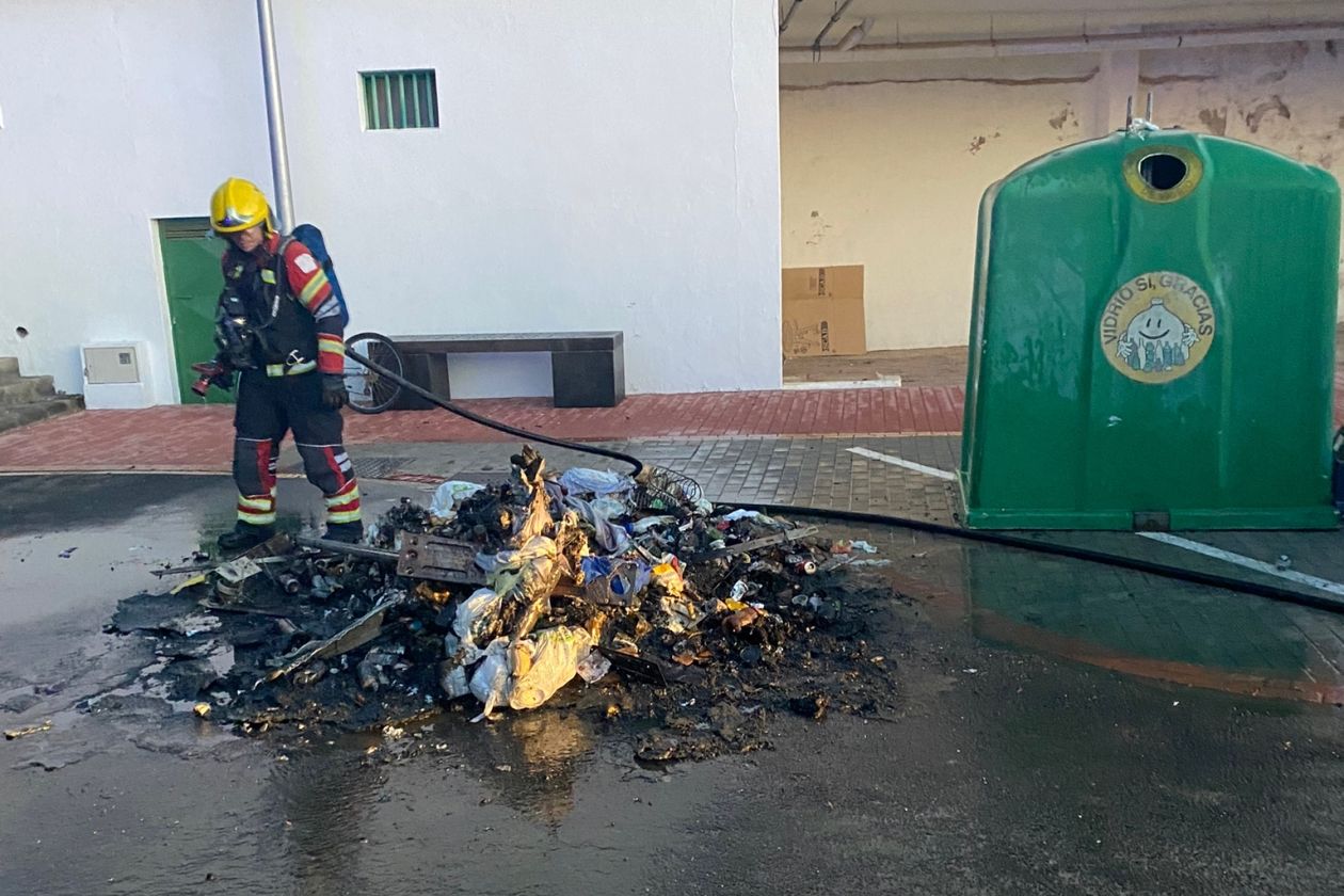 Contenedor calcinado en Puerto del Carmen