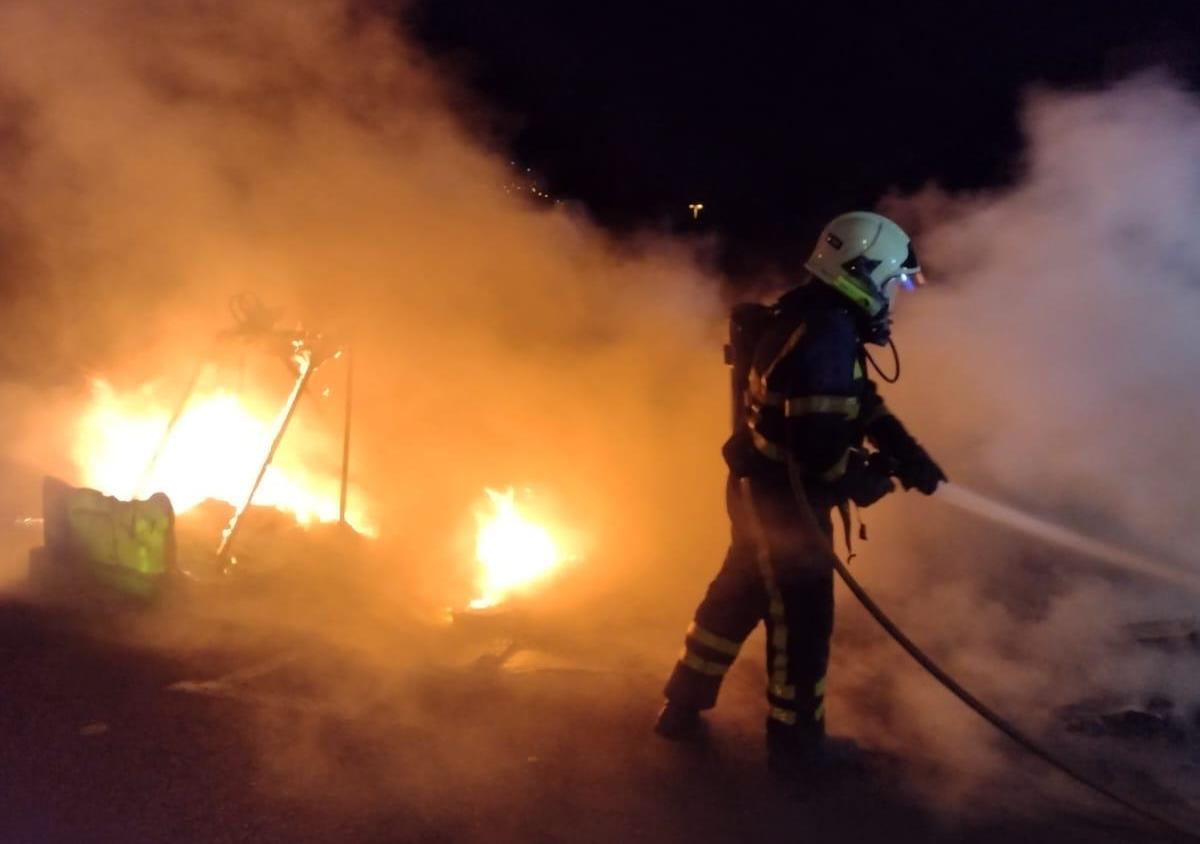 Boluntis apagando el fuego de varios contenedores en Tías